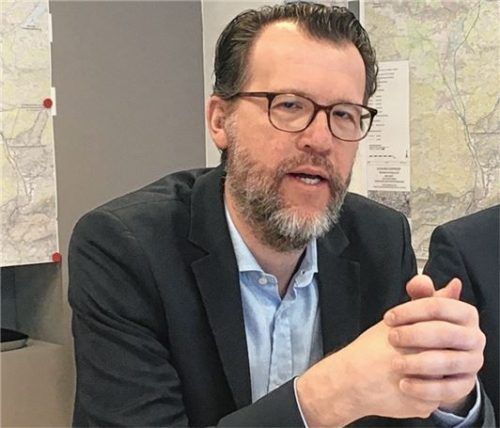 Jonas Köllner von Forsa stellte die Ergebnisse der Umfrage zum Brenner-Nordzulauf vor.Foto maier