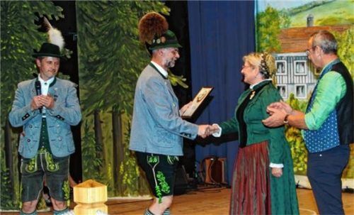 Josef Sperr (Mitte), Gebietsvertreter des Gauverbands 1, übergibt Marianne Brunner das Gau-Ehrenzeichen. Vorstand Christian Mayerhofer (links) und Bürgermeister Alois Salzeder applaudierten.Foto kirsch