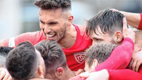 Jubel, Trubel, Heiterkeit: Samed Bahar und Lukas Winterling feiern mit Aleks Petrovic und Co. Foto  Buchbach