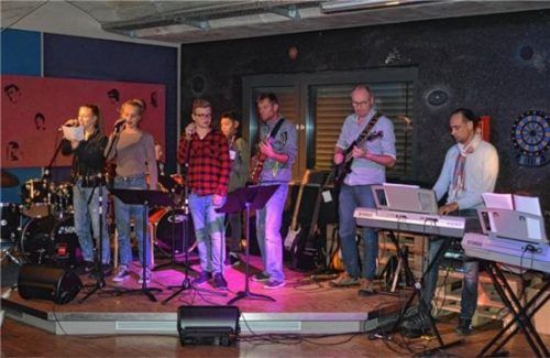Jugendband mit Unterstützung durch (von rechts) Musikschullehrer Gunther Sotier, Sepp Rottmayr und Jugendtreffleiter Christian Spatzier. Fotos Sedlbauer