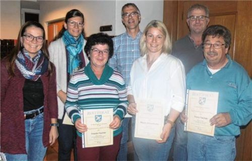 Jungimker mit Zertifikat: Vorsitzende Josefa Fill, Monika Sax, Frieda Fischer, Thomas Maier, Maria Mayerhofer, Zweiter Vorsitzender Ferdinand Kaltner und Franz Fischer (von links). Foto  fill