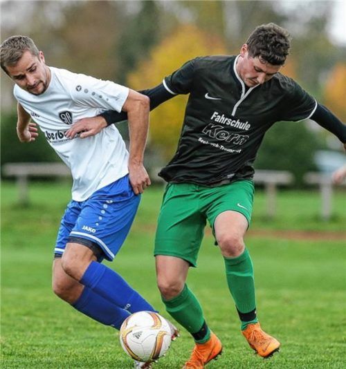 Kampf um den Ball zwischen Amerangs Florian Grulke (links) und Seeon/Seebrucks Thomas Mitterer.Foto Weitz