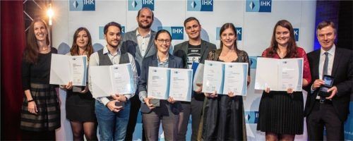 Kathrin Wickenhäuser-Egger (links) und Thomas Kürn (rechts) beglückwünschen die Top-Azubis Marie Berauer, Philipp Tauschek, Robert Gross, Lisa Klauser, Mike Bernd Gügel, Franziska Händl und Diana Eggerl (von links). Foto IHK für München und Oberbayern/Goran Gajanin