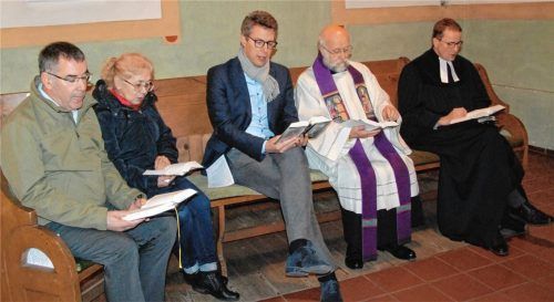 Kirchenvorsteher Ulf Vogel, Mesnerin Leila Luzius, Markus Blume und die Pfarrer Georg Neumaier und Markus Merz während des Gottesdienstes. Foto  Schlierbach