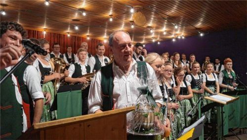 Klaus Ettenhuber (Mitte) verabschiedete sich beim Blasmusikkonzert in Hochstätt als musikalischer Leiter und Dirigent der Jungmusikanten.Foto re