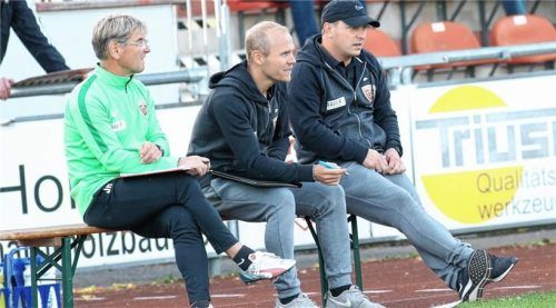 Können die Buchbacher Trainer Sepp Harlander, Andi Bichlmaier und Markus Raupach (von links) noch mal Zählbares in der SMR-Arena bejubeln? Foto Buchholz