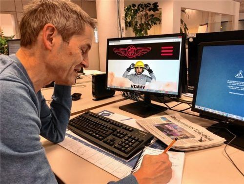 Kontakt am Telefon: OVB-Redakteur Michael Weiser auf der Suche nach dem Vater des Kindes.Foto  Sgodda