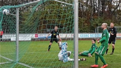 Korinian Klein (rechts) besorgt den 2:0-Endstand für die SG Reichertsheim-Ramsau-Gars. Foto  Semerad