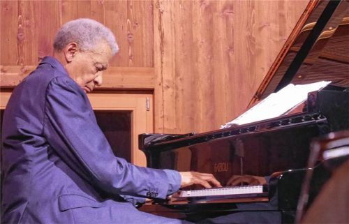 Kraftvoll und doch gefühlvoll „streichelt“ Abdullah Ibrahim förmlich die Tasten. Seine Melodien faszinieren ebenso wie seine Technik als Musiker. Das erlebte das Publikum in Söllhuben. Foto  Kirchner