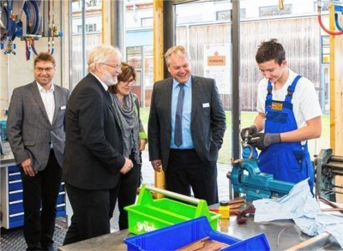 Kreishandwerksmeister Gerhard Schloots, Rosenheims stellvertretende Landrätin Marianne Loferer, Schulleiter Jürgen Ersing und ein Auszubildender.