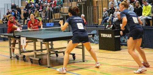 Kristin Lang und Lily Zhang schlugen zum Auftakt ihre Gegnerinnen Yuan Wan und Chantal Mantz (von links) in fünf Sätzen.Foto ERlich