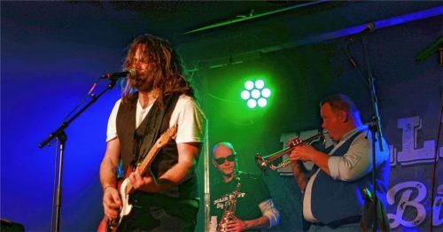 Krönender Abschluss der Feierlichkeiten: Der Keller Steff (links) und seine Big Band heizten dem Publikum ein. Fotos red