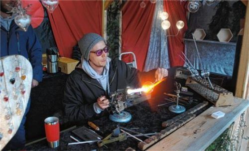 Kunsthandwerker lassen sich beim Tüßlinger Weihnachtsmarkt gerne über die Schultern blicken. Foto Wagner