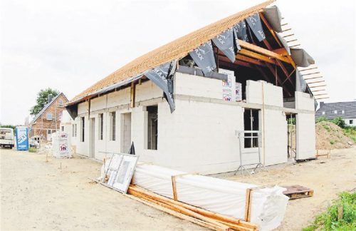 Kurz vor der Fertigstellung: Ein Haus im Bauzustand – Bauherren sollten jetzt vorsichtig sein. Foto dpa/Scholz