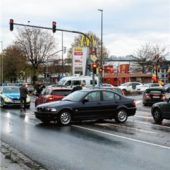 BMW rutscht in Gegenverkehr