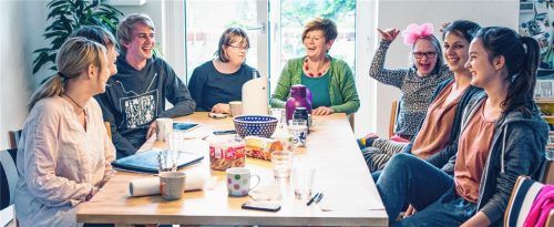 Lachen verbindet: Blick in eine WG in München, die Vorbild für das Rosenheim-Projekt ist. Links im Pulli: Student Tobias Polsfuß. Fotos Buchholz/dpa
