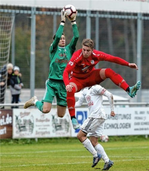 Landshuts Torhüter Andreas Steer sichert den Ball vor Kurt Weixler. Foto Weitz