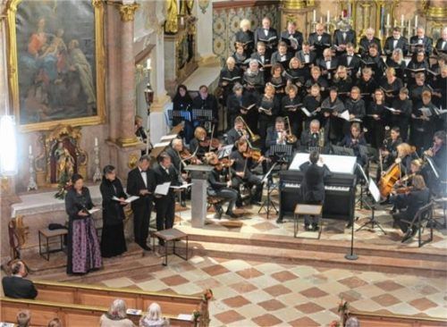 Lang anhaltenden Applaus gab es für Chor und Orchester in der frisch renovierten Aiblinger Stadtpfarrkirche. Foto Krug-Semsch
