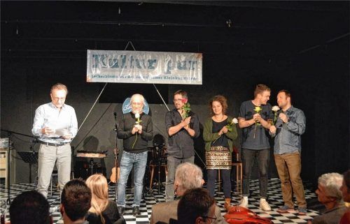 Lasst Blumen sprechen? Auf jeden Fall zogen die Zauberer, Clowns, Kabarettisten, Liedermacher, Poetryslamer und Musiker unverblümt alle Register ihres Könnens bei „Kultur pur“ in Rosenheim. Von links: Organisator und Moderator von Kultur pur, Werner Rösler, daneben Victor Ruiz, Michael Memminger, Hanna Specht, Liann und Bumillo. Nicht auf dem Foto: Sara Brandhuber und Kabarettist Wiggerl.Foto  Sieberath