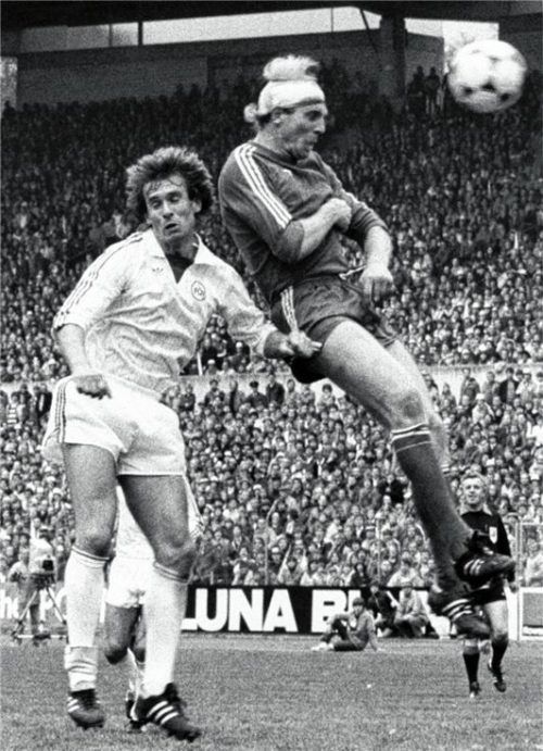 Legendäres Spiel: Der damalige Nürnberger Norbert Eder (links) im Zweikampf mit Dieter Hoeneß beim Pokalfinale 1982.