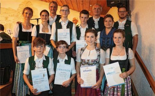 Leonhard Eisner, Vorsitzender Inn-Chiemgau des Musikbundes Ober- und Niederbayern (hintere Reihe Zweiter von rechts), der Vorsitzende der Wildenwarter Musikkapelle Helmut Rosenwink (hintere Reihe links) und die beiden Dirigenten der Musikkapelle Sebastian Graf (hinten rechts) und der Jugendkapelle Eva-Maria Gruber (davor) überreichten in der Frasdorfer Lamstoahalle die Urkunden und Abzeichen für erfolgreiche Leistungsprüfungen an acht Mädchen und Burschen der Jugendkapelle Wildenwart.Foto Rehberg
