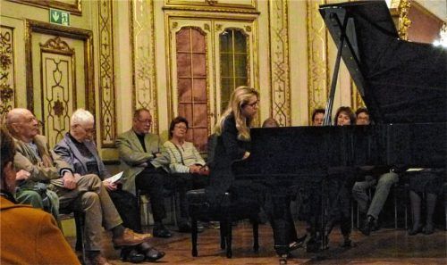 Lieblingskompositionen von Clara Schumann spielte die Pianistin Ragna Schirmer beim umjubelten Schlosskonzert in Neubeuern. Foto  Füchtner