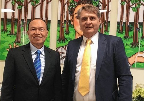 Lim Wee-Chai und Peter Rösner verstehen sich geschäftlich und privat sehr gut. Lim Wee-Chai ist von Deutschland begeistert: „Ein tolles Land“.Foto maier