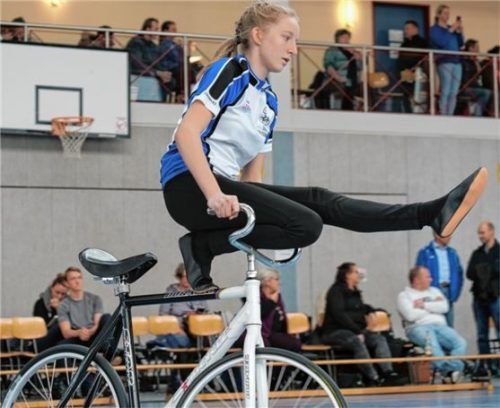 Magdalena Seidl beim Kniebeugesitz, der sogenannten „Pistole“.