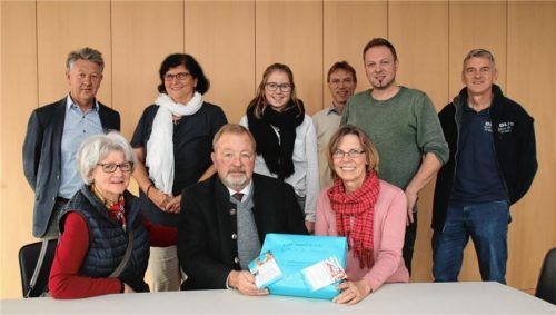 Maria Gottner, stellvertretender Landrat Josef Huber und Elisabeth Geßner (vorne von links) sowie Amtsleiter Ulrich Sedlbauer vom Landratsamt, Sabine Siersch, Hannah Brinkmann, Harald Feige, Christian Schönberger und Franz Höbel (hinten von links) bei der Unterschriftenübergabe. Foto  re