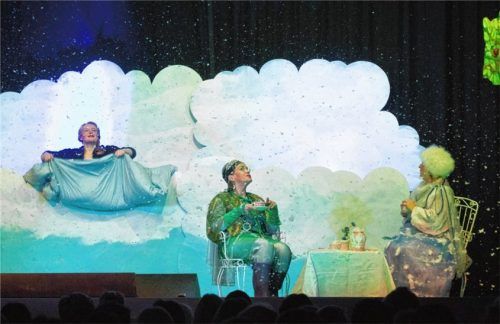 Maria schüttelt die Kissen aus und lässt es auf der Erde schneien, während Frau Holle und ihre Freundin Regentrude (Sylvia Mayer) ein Kaffeekränzchen abhalten.Foto Berger