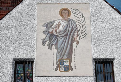 Markant: Hans Schuster schuf 1948 an der Fassade der Fürstätter Rosenkranzkirche die markante Männerfigur des heiligen Quirinus mit lateinischer Inschrift und Signatur. Bei der Außenrenovierung 1973/74 wurde daraus ein lieblicher Jüngling mit deutscher Inschrift. Die Künstlersignatur verschwand.Foto Frick
