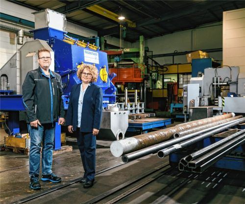 Maschinenbauer in dritter Generation: Die Geschwister Claudia und Günther Wackerbauer aus Ampfing (Landkreis Mühldorf). Im Hintergrund: eine Maschine, die Fremdstoffe wie Plastik oder Glas aus Speiseresten filtern kann. Weltweit nutzen Betreiber von Biogasanlagen die Maschinen. 50 Stück wurden ins Ausland verkauft. Foto  Jochim