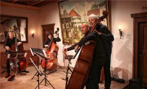 Meister der tiefen Töne: Die Band „The Bassmonsters“ mit Thomas Hille, Luzia Vieira, Claus Freudenstein und Ricardo Tapadinhas (von links).Foto Benekam