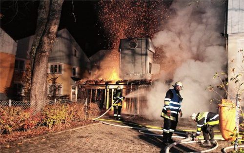 Meterhoch schlugen die Flammen beim Eintreffen der Feuerwehr aus dem Holzschuppen.Foto Reisner