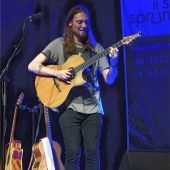 Gitarrensaiten und Gesichter glühen
