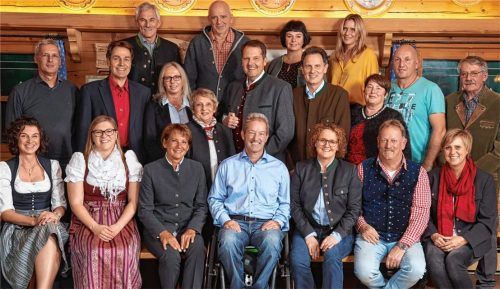 Mit 20 Gemeinderatskandidaten geht „Gemeinsam für Übersee“ in den Wahlkampf; einschließlich des Bürgermeisterkandidaten Eberhard Bauerdick (zweite Reihe, Mitte).Foto vom dorp