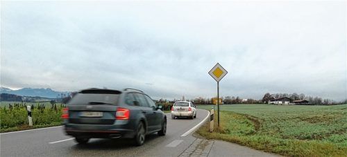 Mit dem Fahrrad an der Kreisstraße RO35 bei Vogtareuth entlangzufahren, ist kein Spaß.Foto hampel