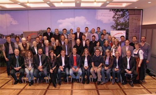 Mit diesen Kandidaten wollen Parteifreie/ÜWG ihre Sitze im Kreistag ausbauen. Foto re