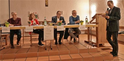Mit einem fachkundigen Podium wurde in Marquartstein das Thema Organspende behandelt. Diakon Michael Sörgel (rechts) moderierte die Diskussion mit (von links) Organempfänger Hans Messinger, Dr. Birgit Krause-Michel, Fachanwalt Jens Diedrich und Diakon Johannes Häberlein. Foto Peter