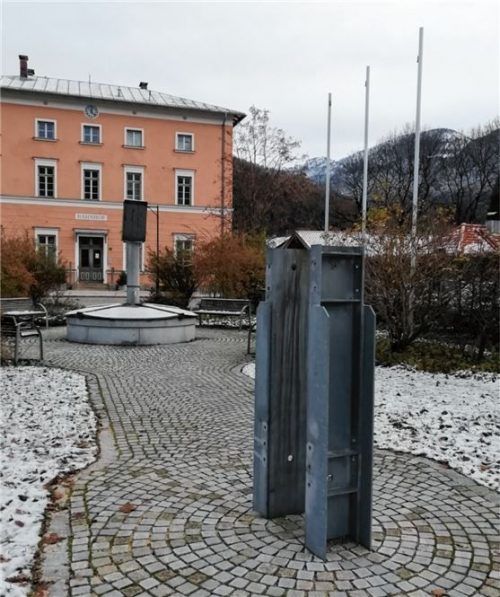 Mit einem Mal ohne Maibaum: Der Vorplatz am Bahnhof in Aschau.Foto rehberg