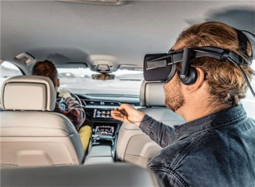 Mit einer VR-Experience-Brille im Audi e-Tron wird die Geschichte der Salzburger Festspiele „erfahrbar“. Foto ampnet/Audi