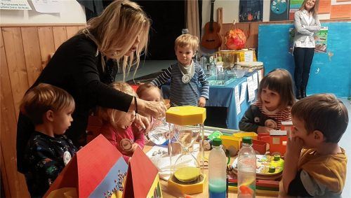 Mit großen Augen verfolgten die Krippenkinder den spannenden Farbversuch mit Romana Steineneder.Foto  Rieger