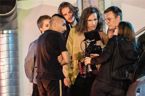 Bereits seit Ende 2019 sind die Szenen zu „Morgen sind wir tot“ im Kasten. Auf die Premiere musste Filmemacher Mark Lohr (Mitte) aber drei Monate länger warten als geplant. Die Corona-Pandemie hat die Pläne kurz vorher durchkreuzt. Foto Sebastian Perschke