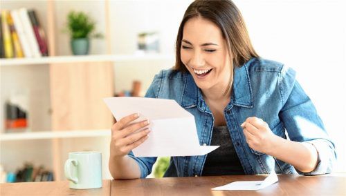 Mit Versicherungen Steuern sparen: Die Freude ist groß, wenn das Finanzamt Geld zurückzahlt.Foto djd/Nürnberger Versicherung/Adobe Stock/Antonio Guillem