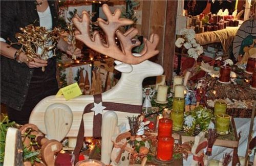Mit weihnachtlichem Ambiente und schöner Handwerkskunst lockt der Mettenheimer Adventsmarkt.Foto  Lamprecht