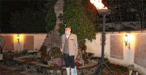 „Mittlerweile gerät alles aus den Fugen.“ Mahnende Worte und stilles Gedenken am Kriegerdenkmal in Hohenaschau. Foto rehberg