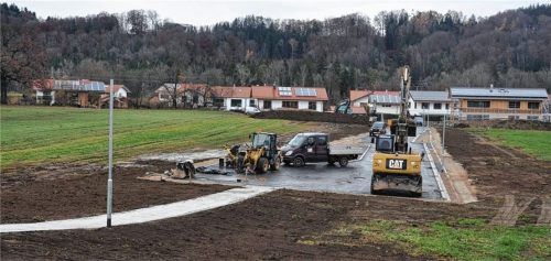Mittlerweile ist auch die „Georg-Bichler-Straße“ im Kleinfeld in der Vagener Au fast fertig. Am 13. Januar startet die Ausschreibung der ersten fünf Grundstücke, insgesamt sind es neun. Foto merk