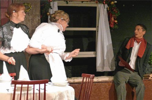 Mortimer Brewster (Fabian Behr) ist starr erschrocken, als seine Tanten (von links: Birgit Schier und Marie-Elliot Gartner) ihm erzählen, wie sie reihenweise Männer ermorden.Foto  Janka
