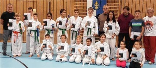 Nach der bestandenen Gürtelprüfung war die Freude bei allen Karate-Kids des VfL Waldkraiburg groß. Foto Meier