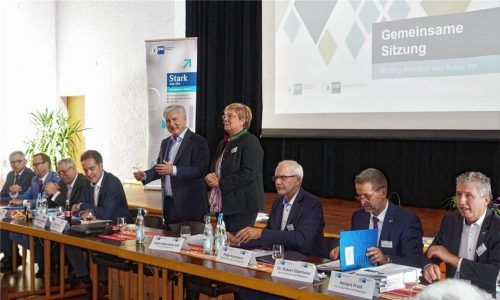Nach der Staatsmedaille für ihre Verdienste um die bayerische Wirtschaft würdigte auch der Leiter der IHK-Geschäftsstelle Mühldorf, Herbert Prost, die Vorsitzende des Regionalausschusses Ingrid Obermeier-Osl für ihr großes ehrenamtliches Engagement. Foto becker